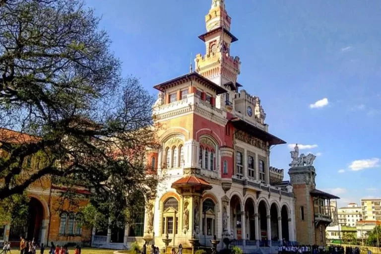 A fachada do Palácio das Indústrias, o icônico edifício histórico que é a sede do Museu Catavento.