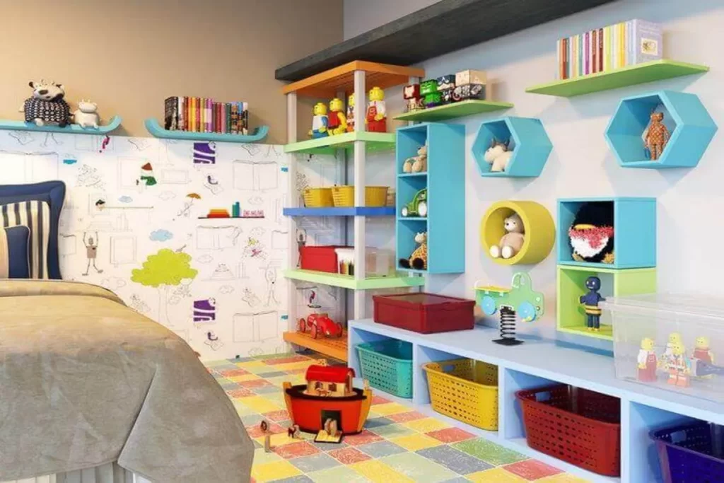 Quarto infantil colorido com prateleiras e nichos organizando brinquedos e livros em caixas plásticas e cestos.