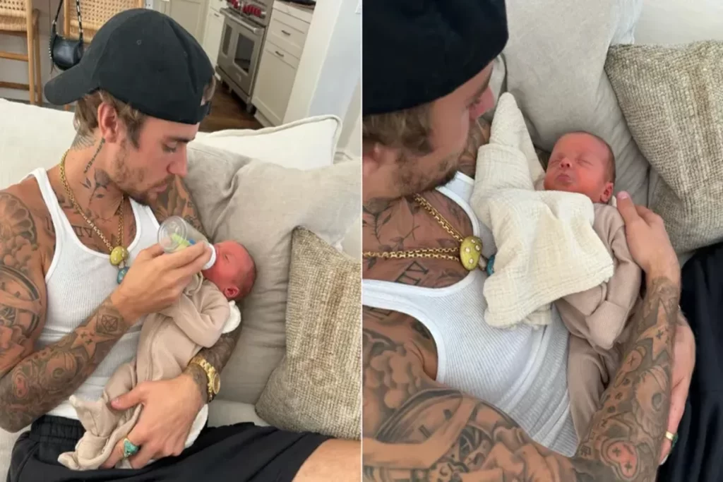 Collage lado a lado de Justin Bieber (vestido com regata branca, boné preto virado e correntes) segurando e dando mamadeira a um bebê recém-nascido (vestindo um macacão cor de pêssego) enquanto está sentado em um sofá. A segunda foto é um close-up que destaca o bebê aconchegado e dormindo no colo do pai, enfatizando o cuidado paternal e a ternura