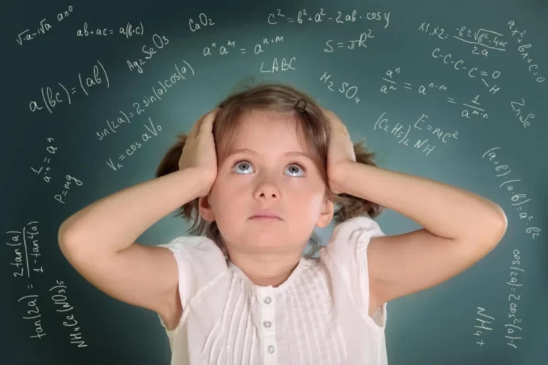Menina com expressão confusa e angustiada, segurando a cabeça, cercada por equações matemáticas e fórmulas químicas flutuantes.