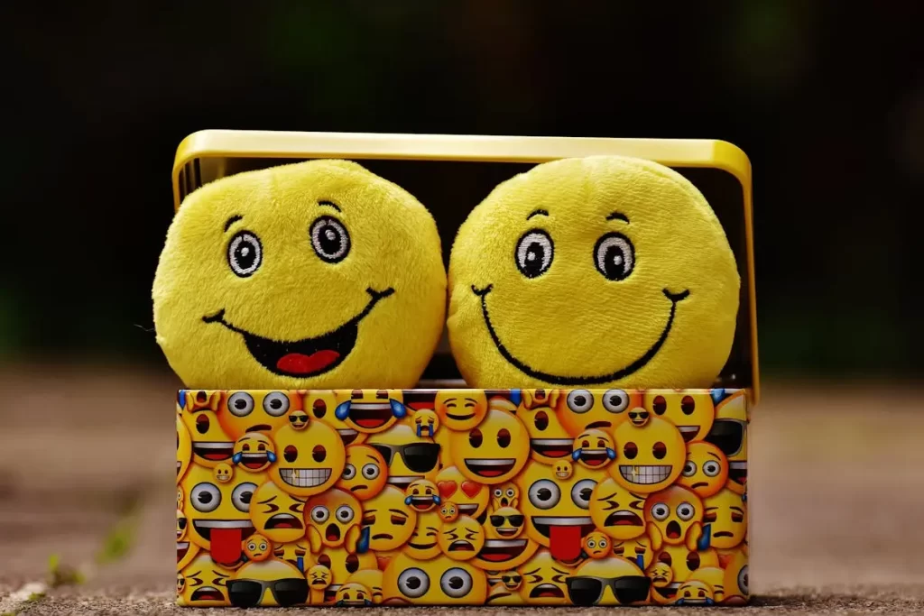 Dois emojis sorridentes representando o aprendizado das habilidades socioemocionais e o reconhecimento das emoções