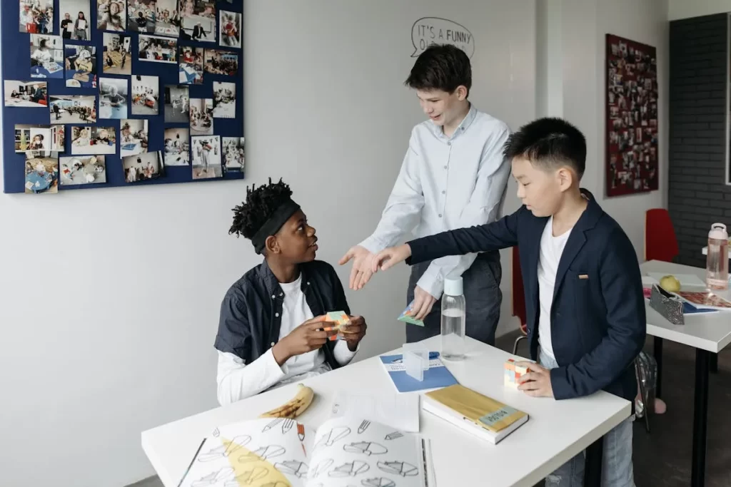 Três alunos interagindo em sala de aula, representando situações de indisciplina escolar e convivência social