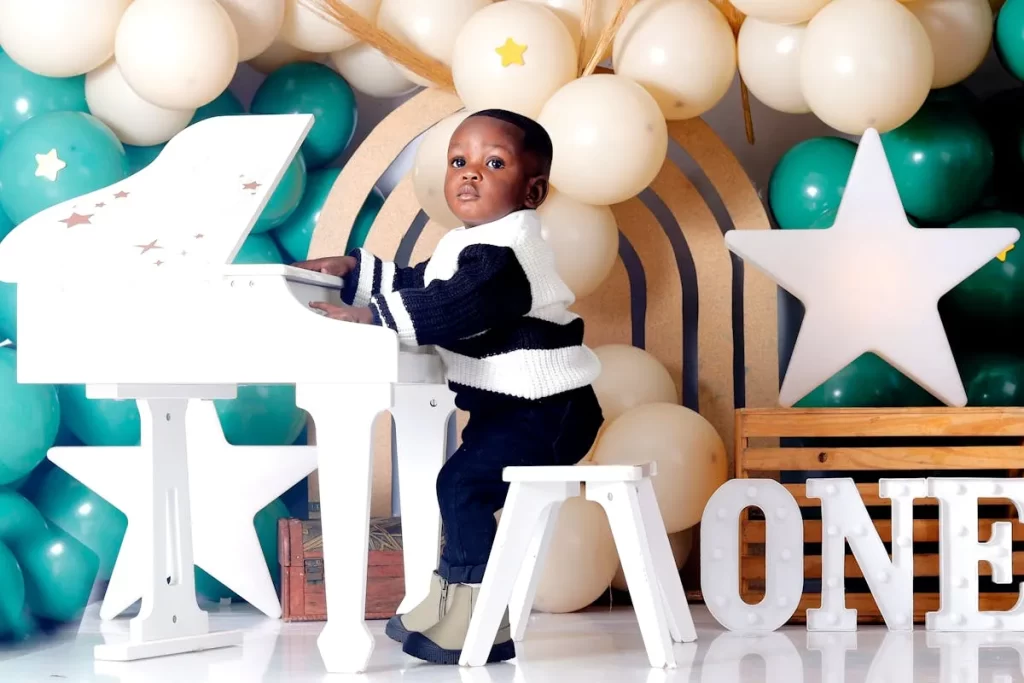 Criança pequena tocando piano de brinquedo, representando o aprendizado por meio da música infantil educativa