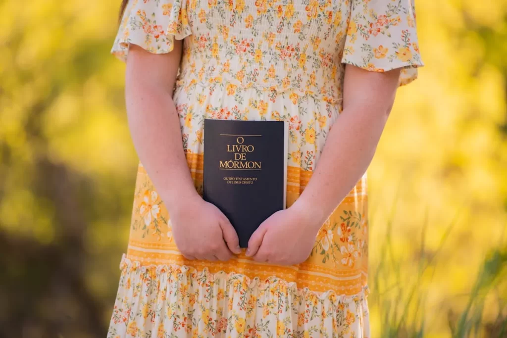 Criança segurando um livro religioso, simbolizando fé e aprendizado sobre as crianças na Bíblia