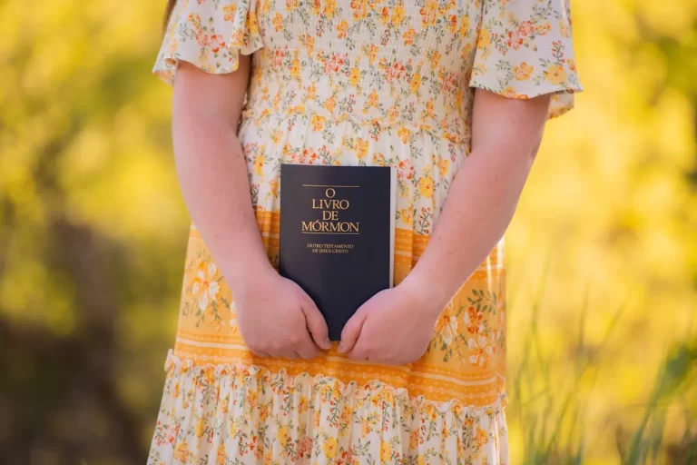 Criança segurando um livro religioso, simbolizando fé e aprendizado sobre as crianças na Bíblia