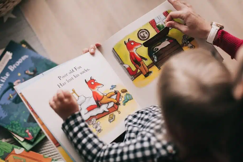 Criança lendo livro ilustrado colorido com personagem de raposa, incentivando a leitura infantil