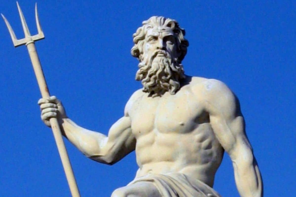 Escultura de Poseidon segurando um tridente