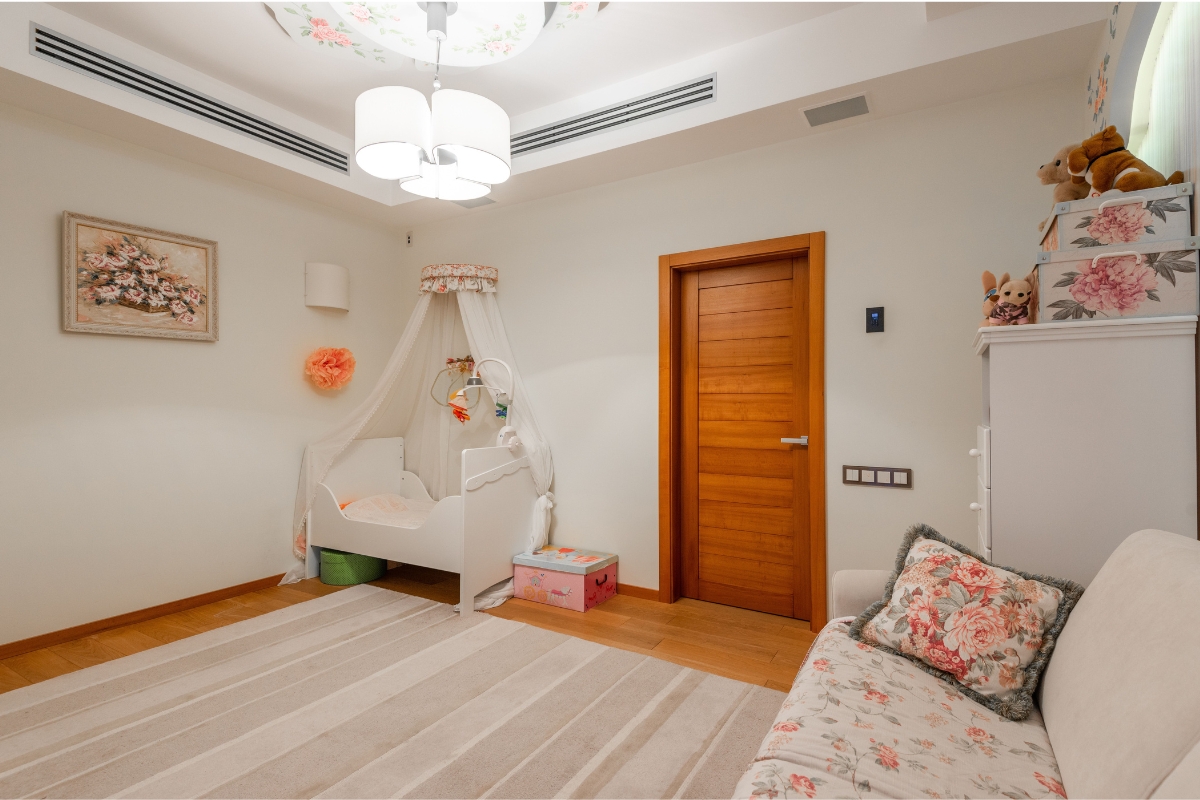 Cama baixa infantil em quarto claro usada como exemplo de transição após o berço