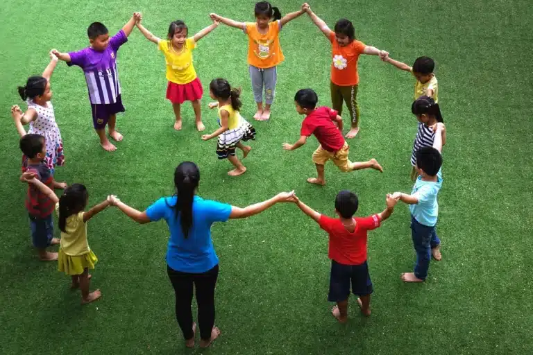 Brincadeiras de roda: 15 ideias com cantigas para fazer com os filhos