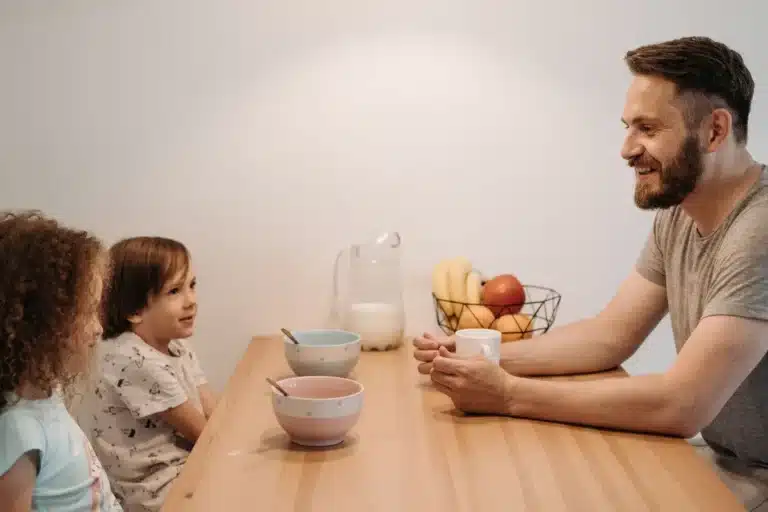 Criança que não obedece regras: como agir sem gritos e fortalecer a cooperação
