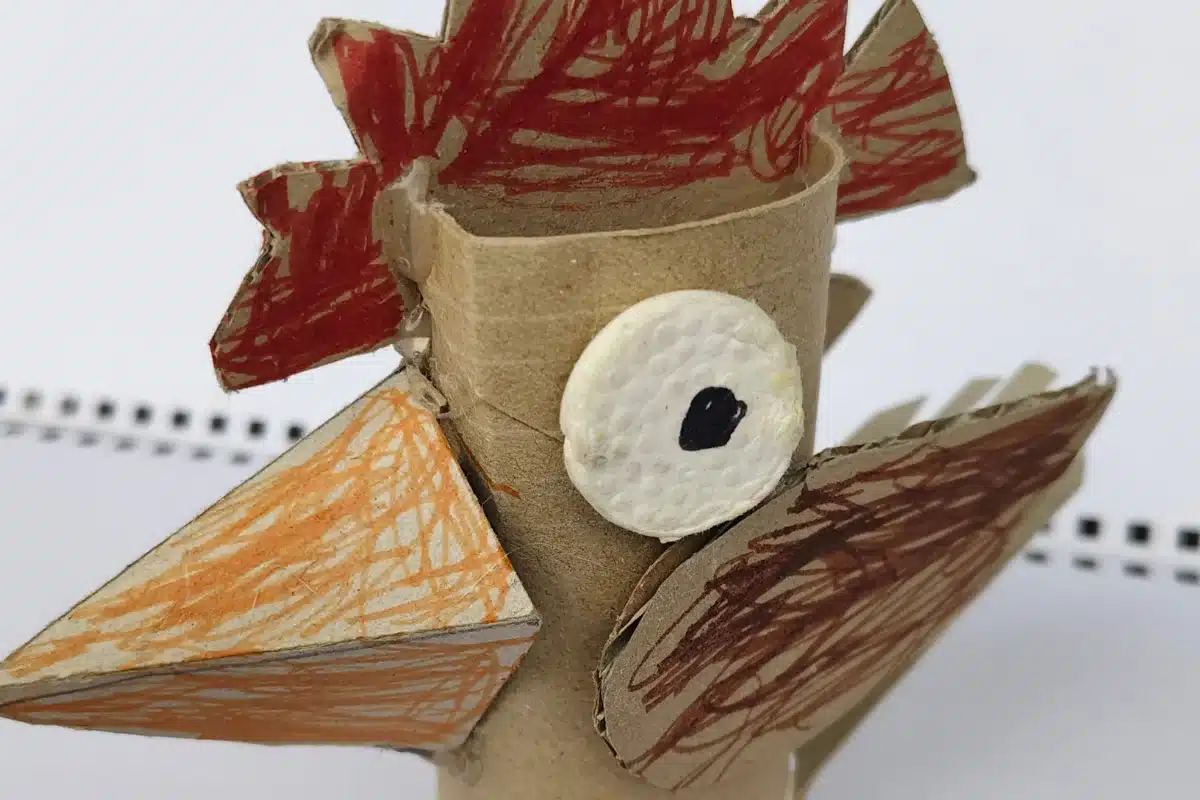 Galo artesanal feito com rolo de papel, pedaços de papelão e desenhos coloridos