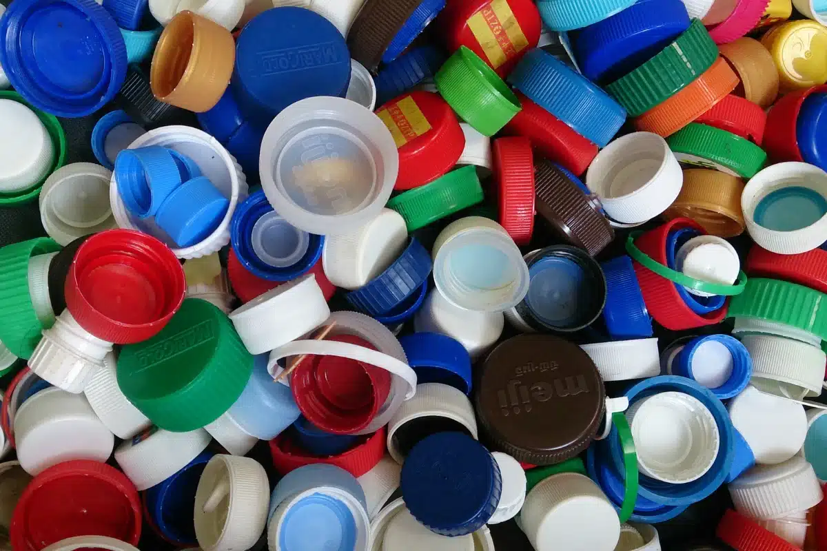 Conjunto de tampas plásticas coloridas separadas para reaproveitamento