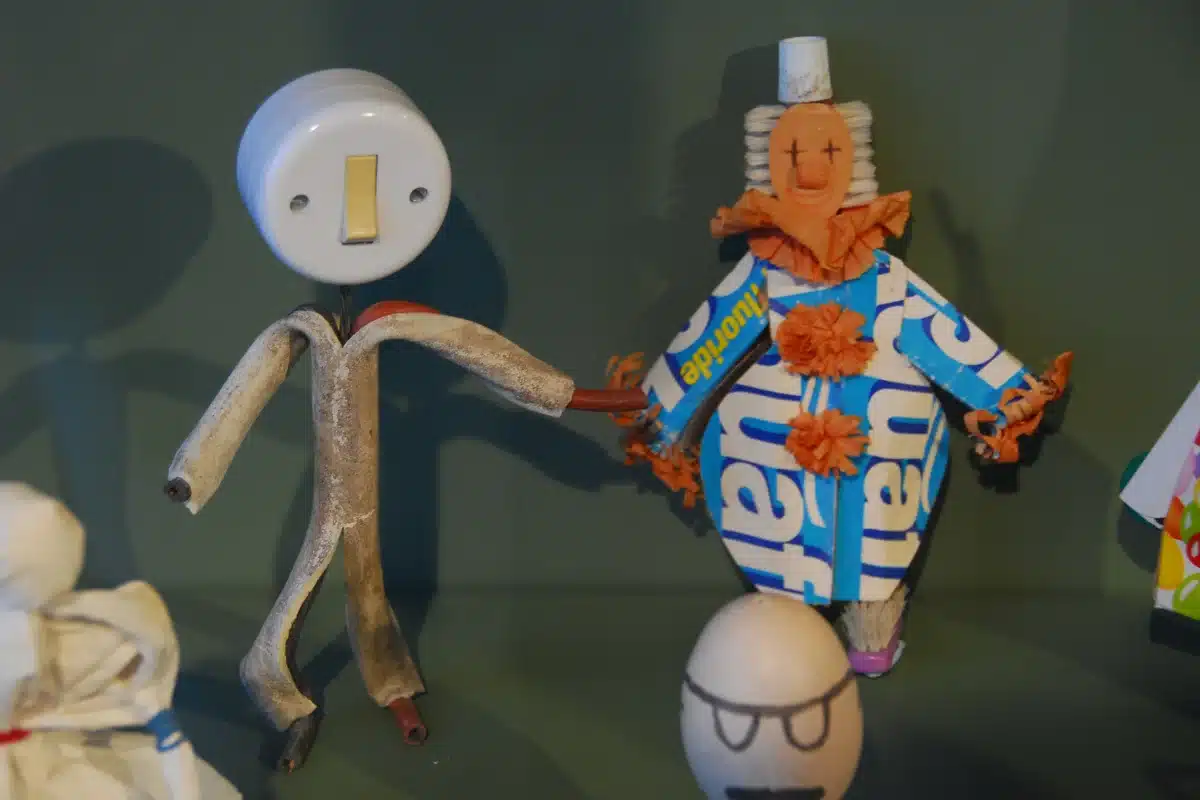 Figuras de brinquedo confeccionadas com embalagens e diferentes materiais reaproveitados